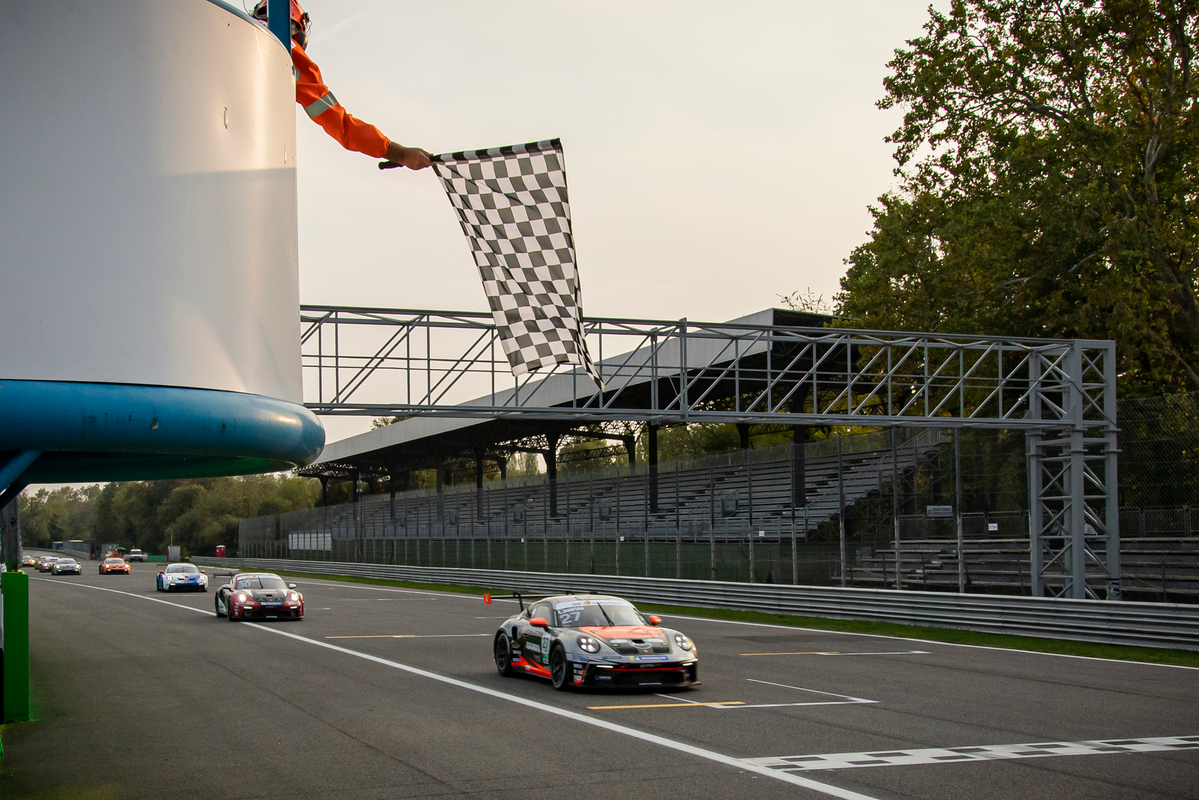Porsche Carrera Cup Italia, Laurini si impone in gara 1 a Monza